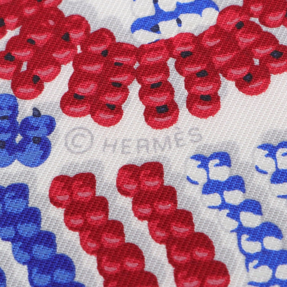 Hermes Scarf Petit Carre 45 Kelly en Perles Silk White Red Blue — view 2