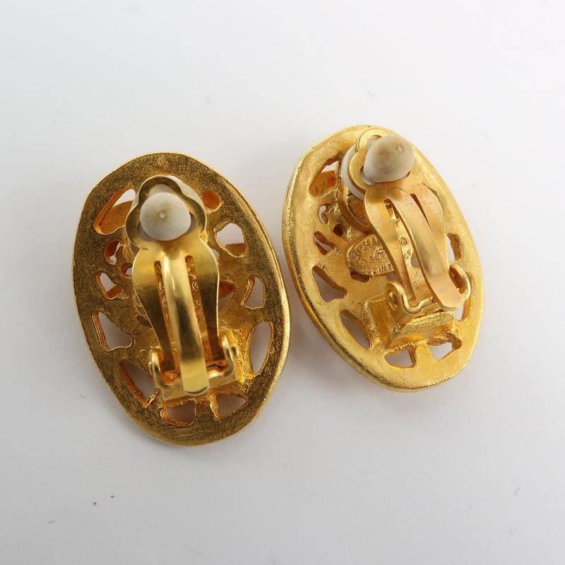 Chanel Oval Vintage Gold Plated 95 a 9.47 g Earrings — view 6
