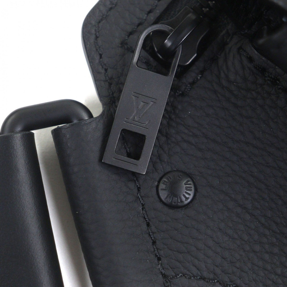Louis Vuitton Leather Noir Black Aerogram Takeoff Ring Body Bag — view 3