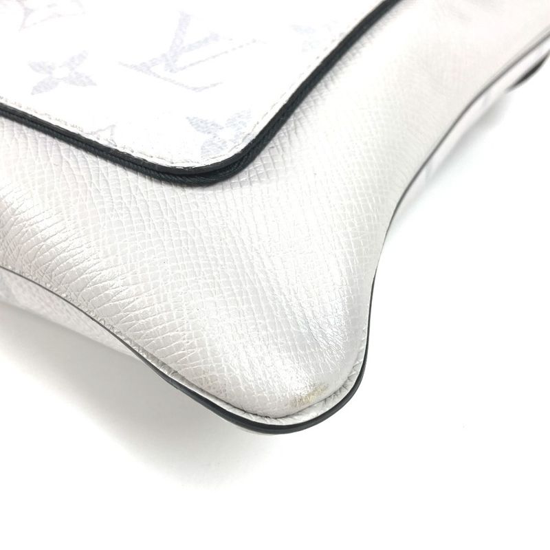 Louis Vuitton Shoulder Bag Flap Messenger Taiga Leather White — view 5