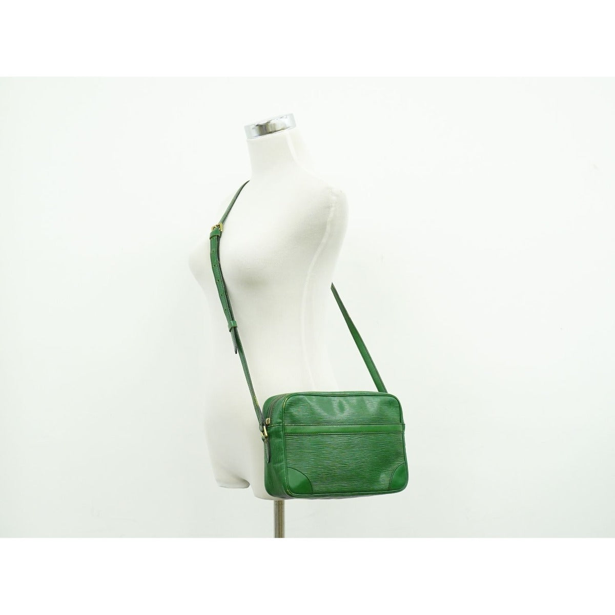 Louis Vuitton LV Trocadero 27 Epi Leather Shoulder Bag Pochette — view 6