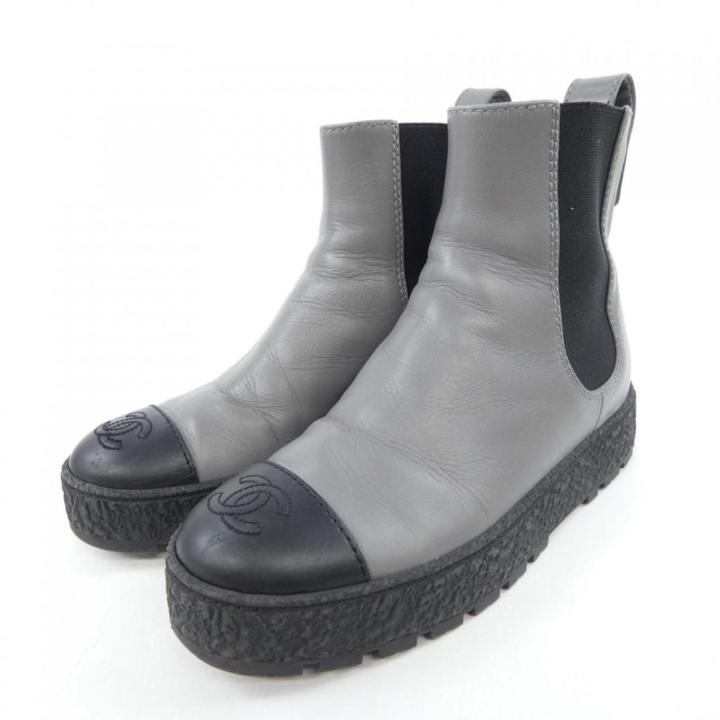 Chanel Ankle Boots Turnlock — view 3