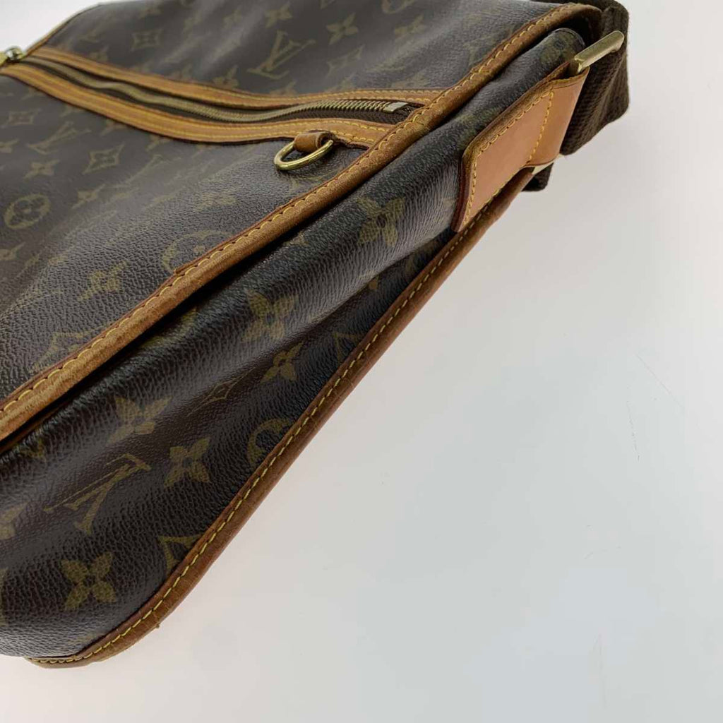 Louis Vuitton Monogram Canvas Messenger Bag — view 3
