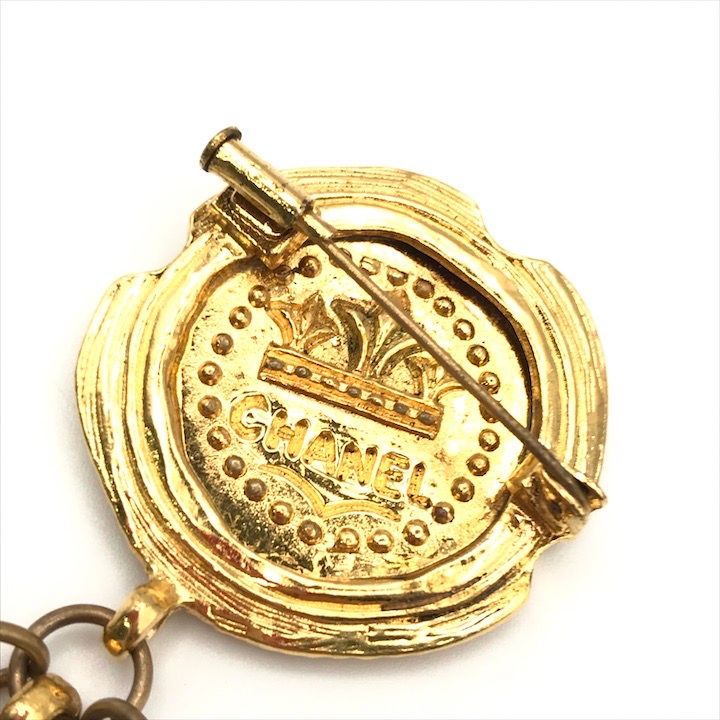 Chanel CC Logo Coin Motif Brooch Gold — view 5