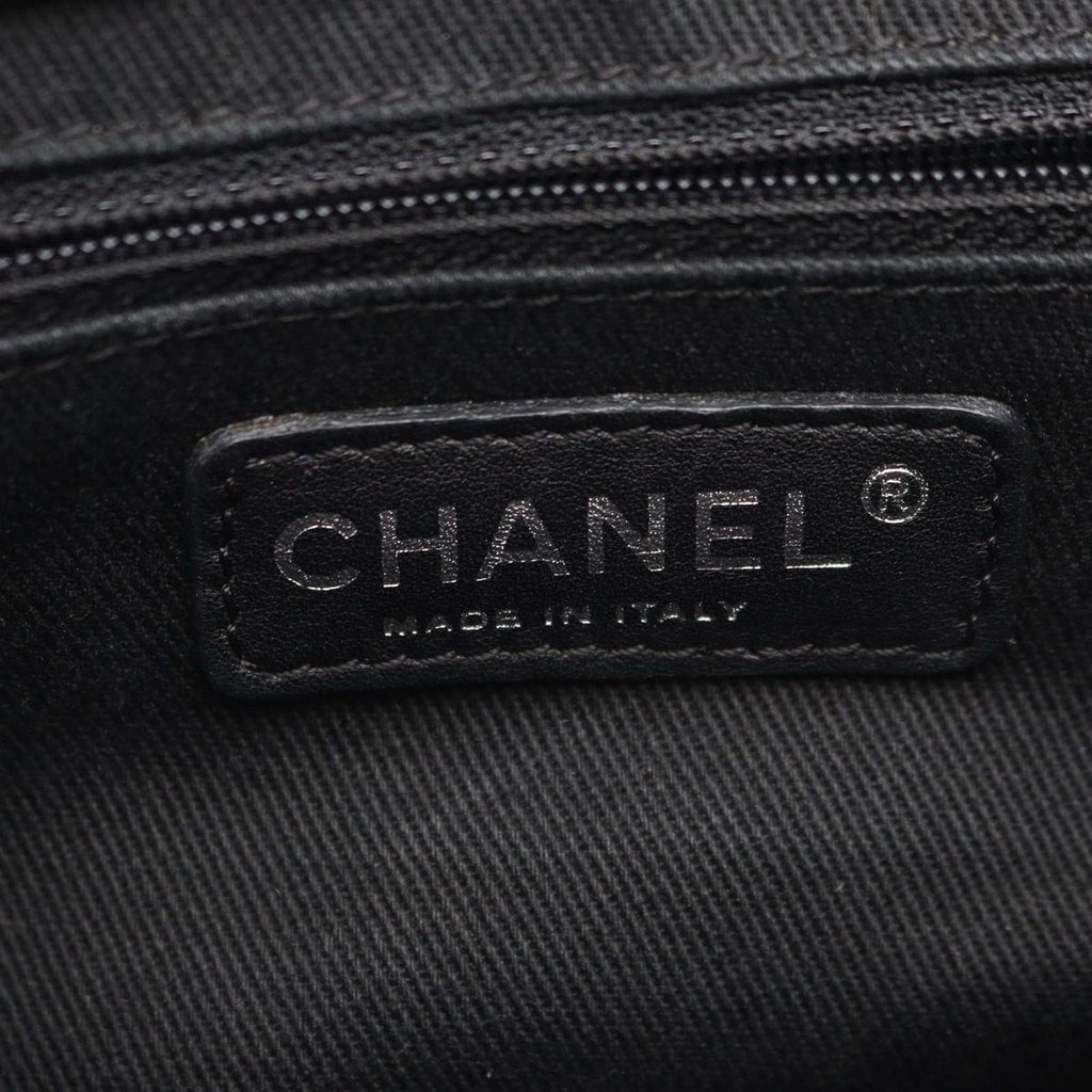 Chanel Shoulder Bag Diamond Stitch Black Leather CC Logo Chain — view 4