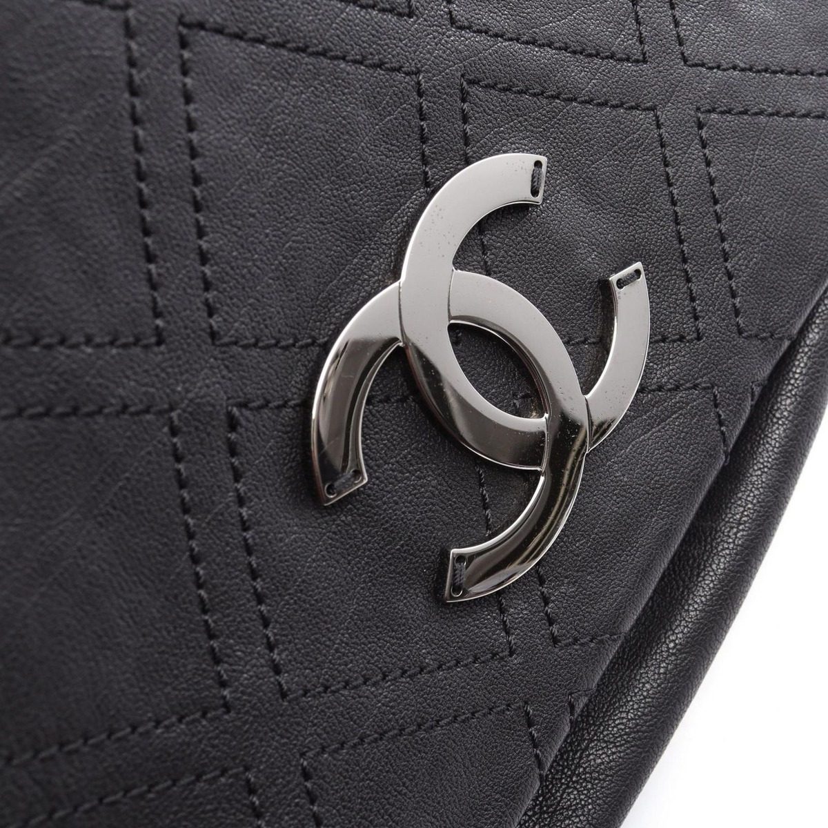 Chanel Shoulder Bag Diamond Stitch Black Leather CC Logo Chain — view 7