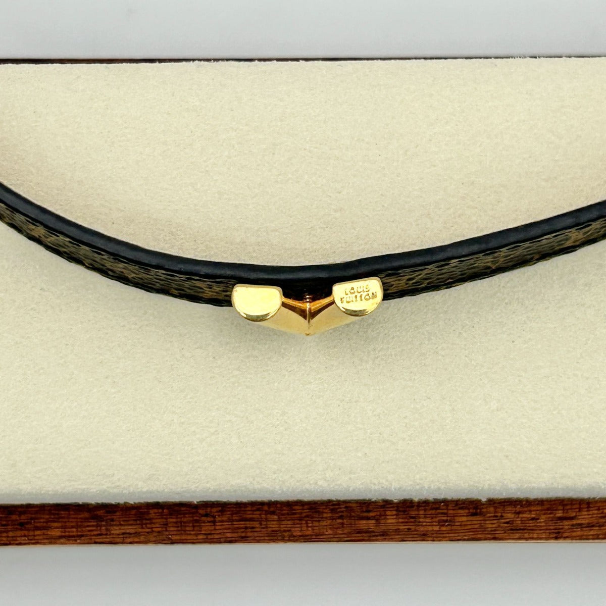 Louis Vuitton Monogram Bracelet Essential 17 — view 8