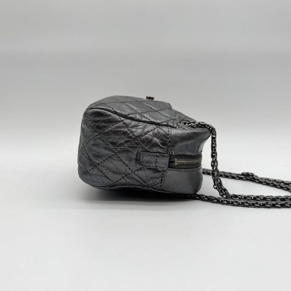 Chanel Shoulder Bag 2.55 Quilted Silver Leather Seal — view 3