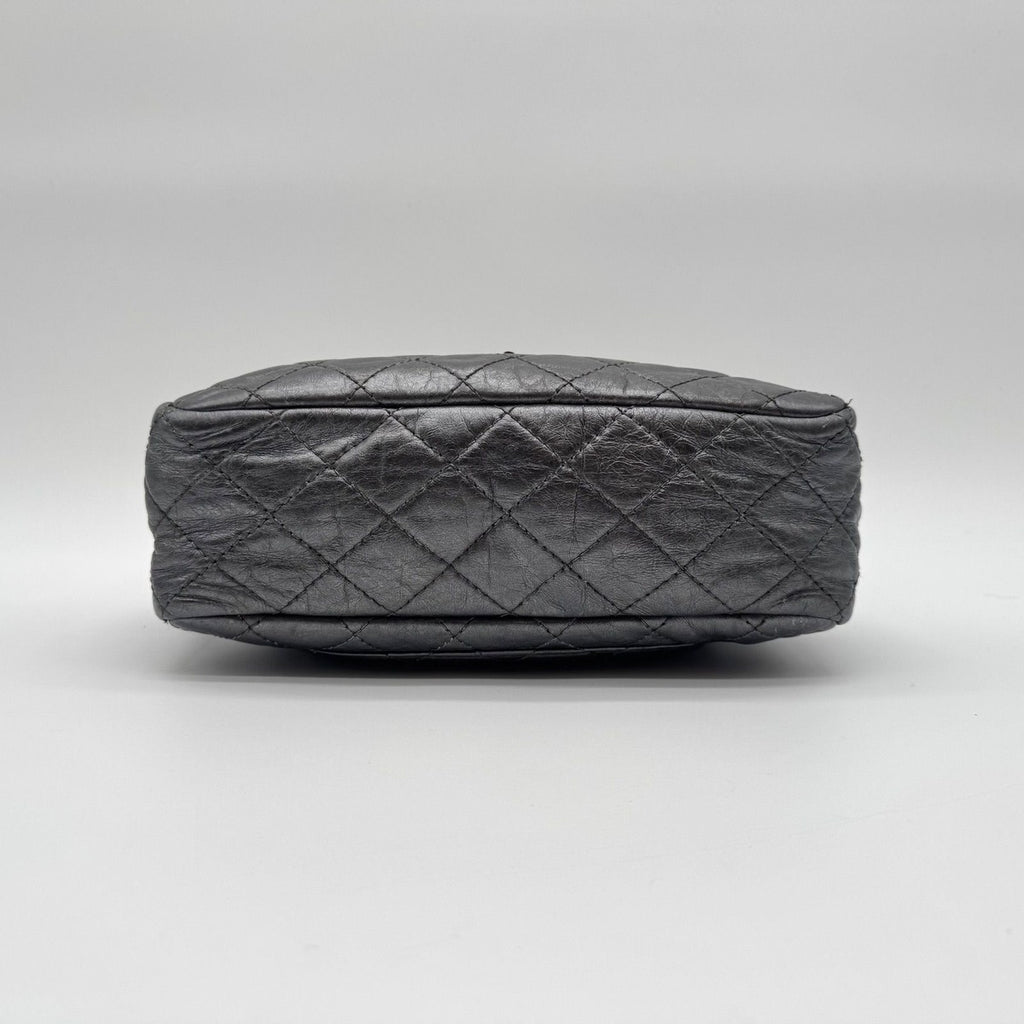 Chanel Shoulder Bag 2.55 Quilted Silver Leather Seal — view 6