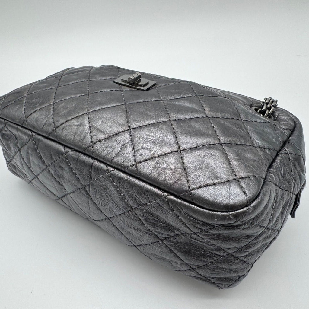 Chanel Shoulder Bag 2.55 Quilted Silver Leather Seal — view 8