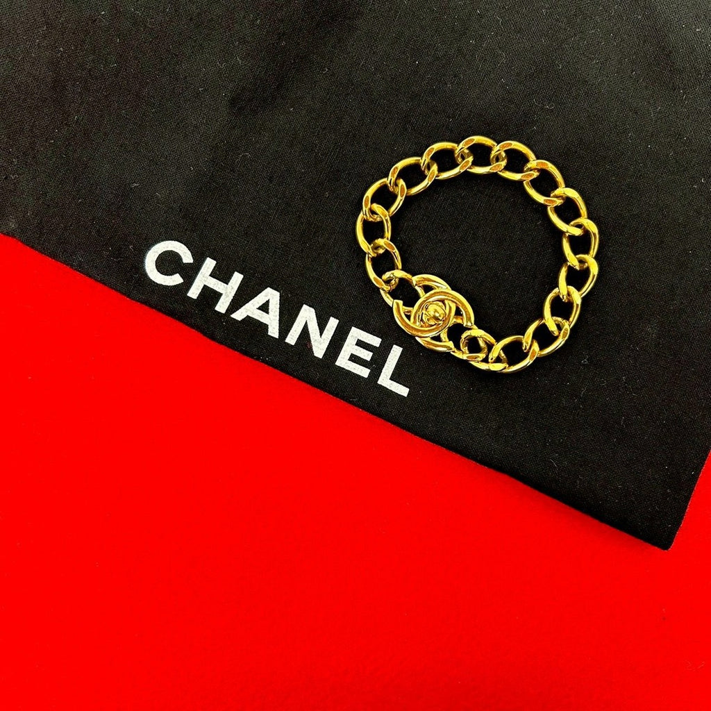 Chanel with Comment Vintage CC Logo Turnlock Motif Chain Bracelet Gold