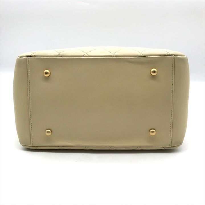 Chanel CC Logo Quilted Chain Tote Hand Ivory — view 4