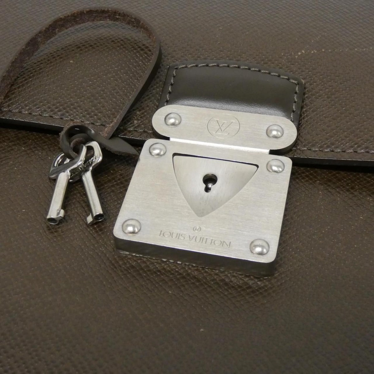 Louis Vuitton Taiga Robusto Bag Grizzly Mat — view 4
