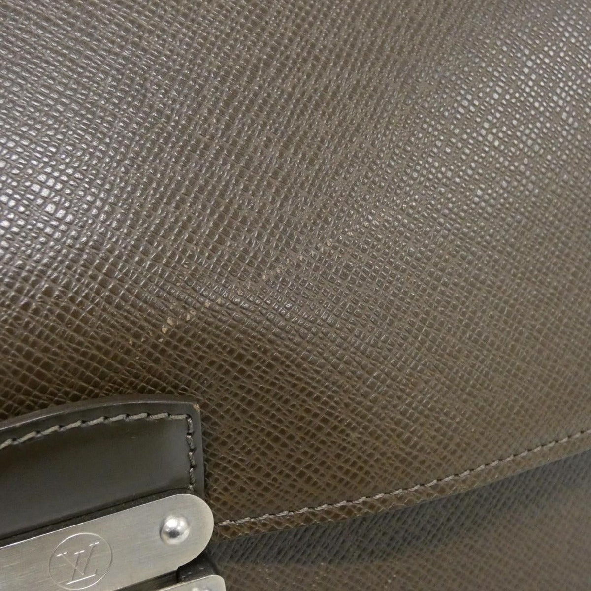 Louis Vuitton Taiga Robusto Bag Grizzly Mat — view 6