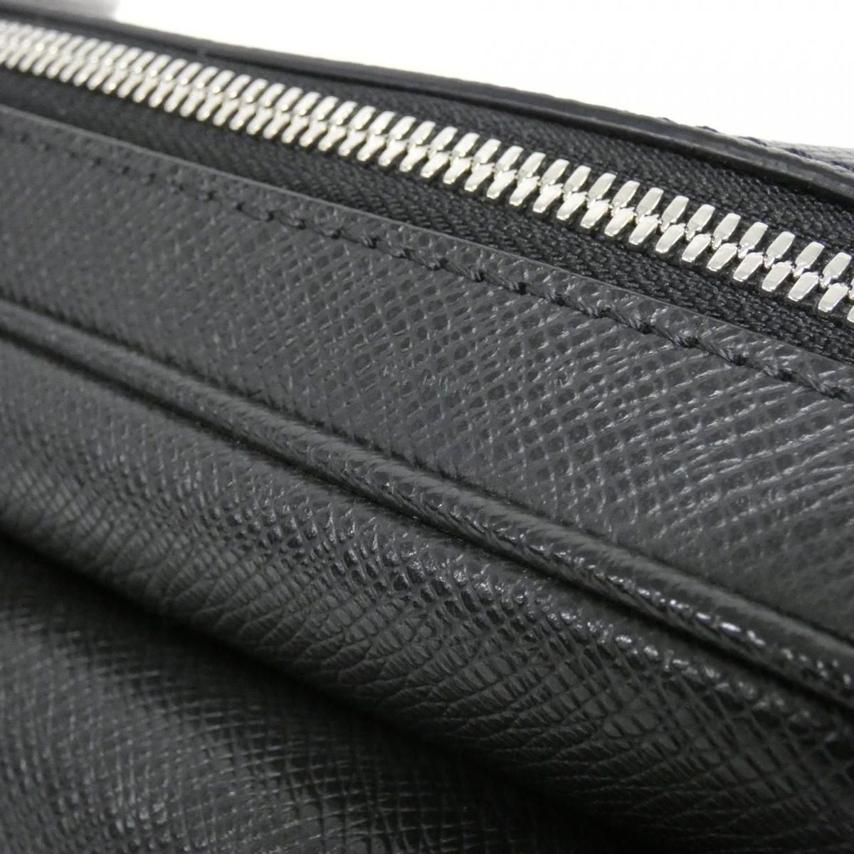 Louis Vuitton Taiga Llama Bum Bag Outdoor — view 4