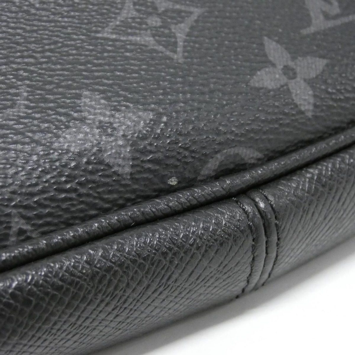 Louis Vuitton Taiga Llama Bum Bag Outdoor — view 5