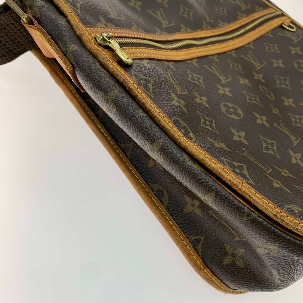 Louis Vuitton Monogram Canvas Messenger Bag — view 4