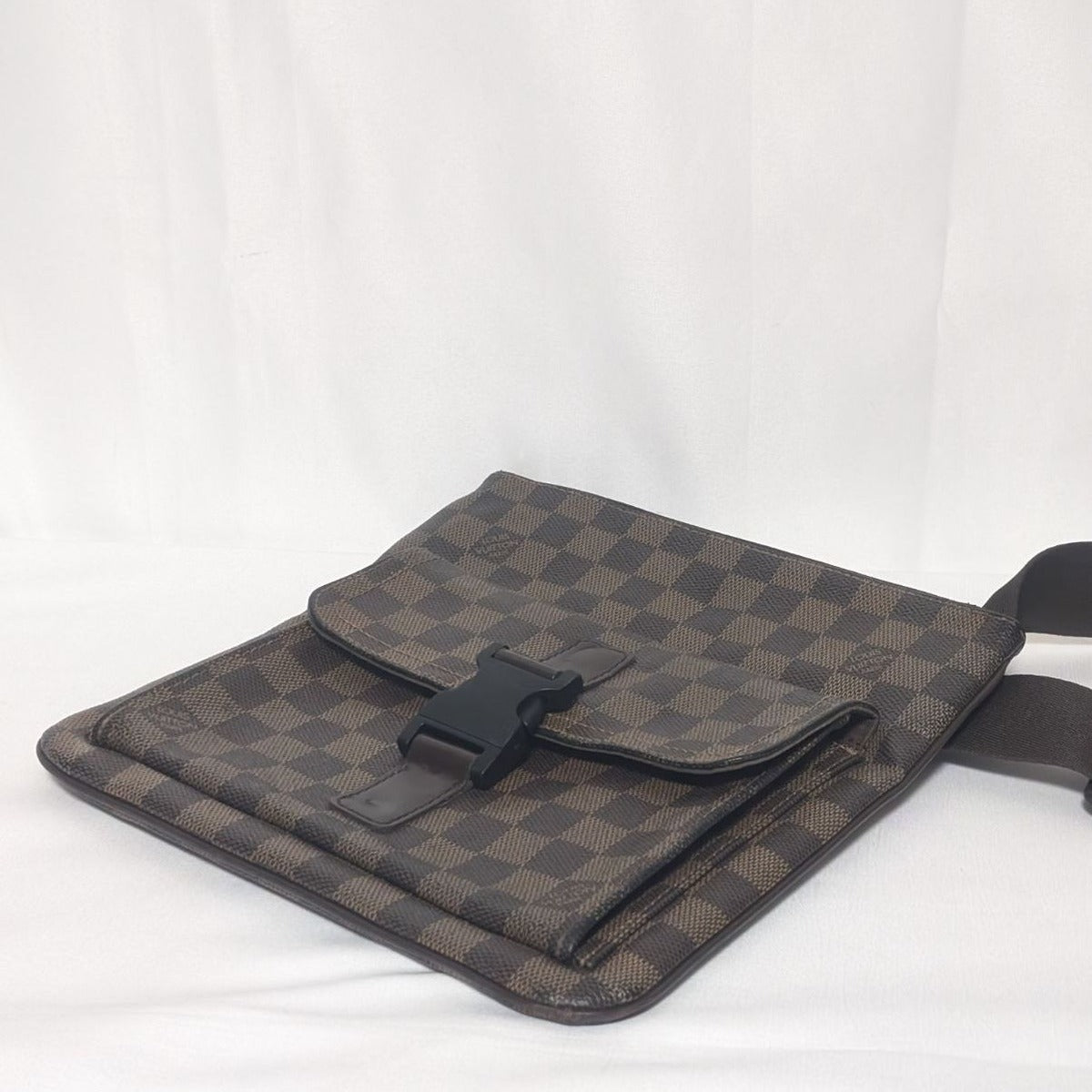 Louis Vuitton Pochette Melville Damier Shoulder Bag — view 3