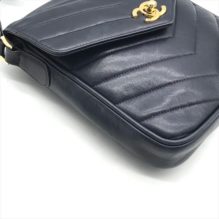 Chanel CC Logo Turnlock Chez Blanc Lambskin Shoulder Bag Navyware — view 4