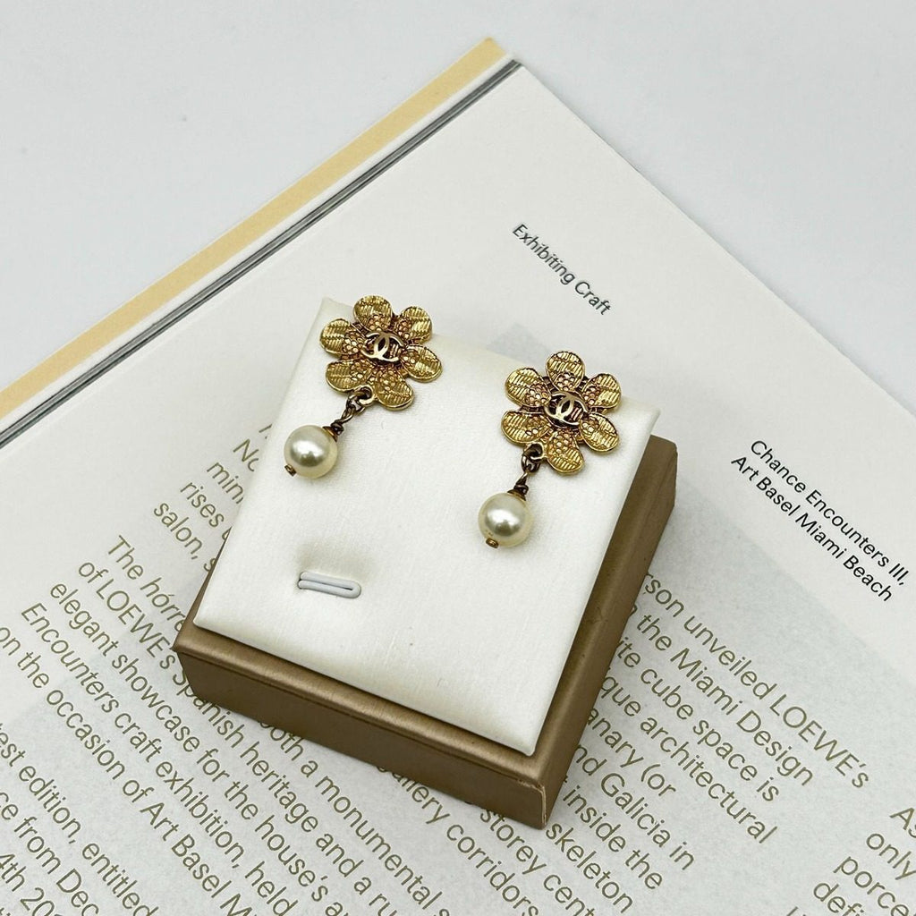Chanel Gold Earring Earrings — view 6