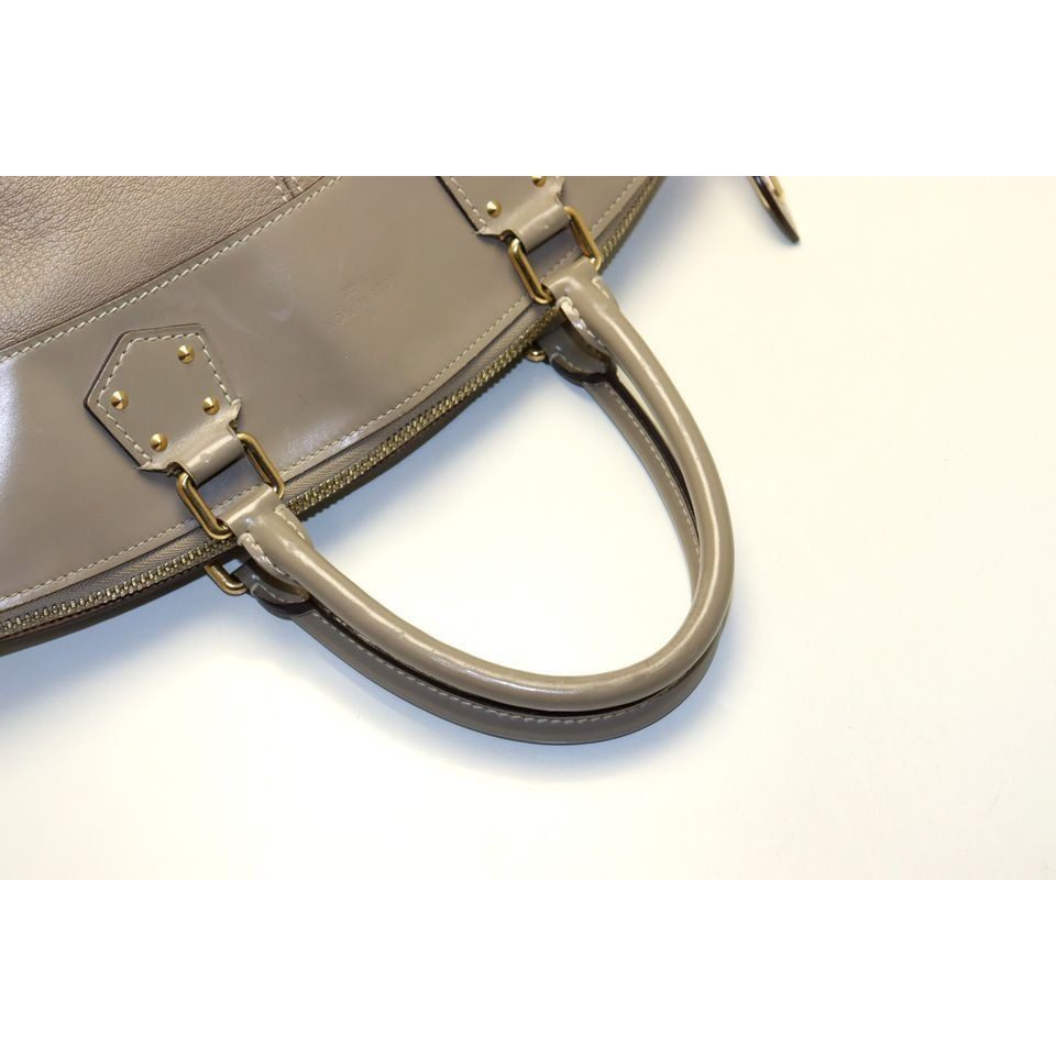 Louis Vuitton MM Leather Handbag — view 6