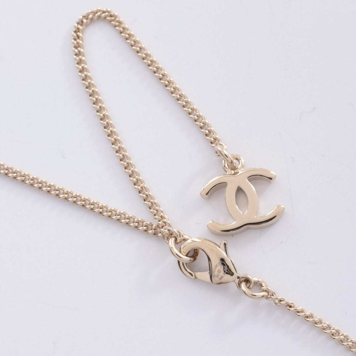 Chanel Necklace CC Logo Gold White. Black — view 4
