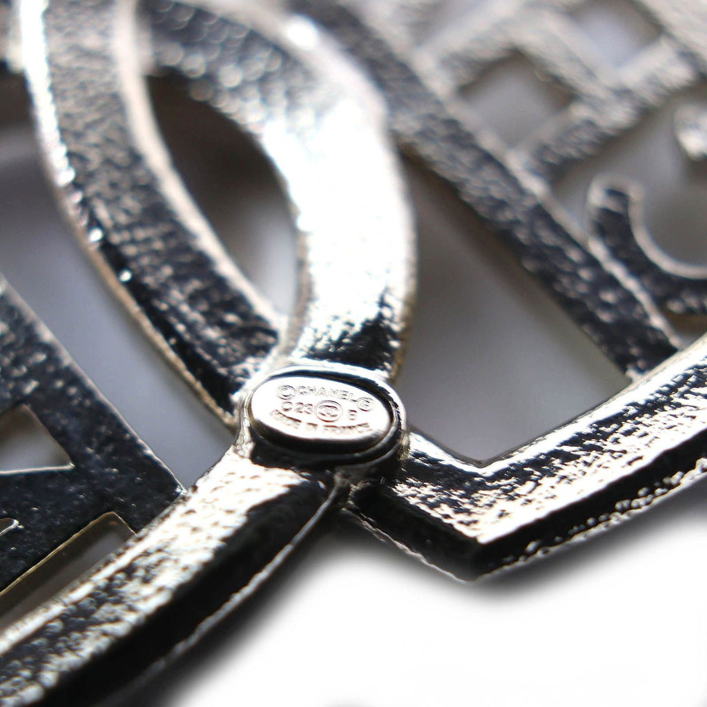 Chanel CC Logo Metal Strass Double Heart Chain Brooch Gold — view 9