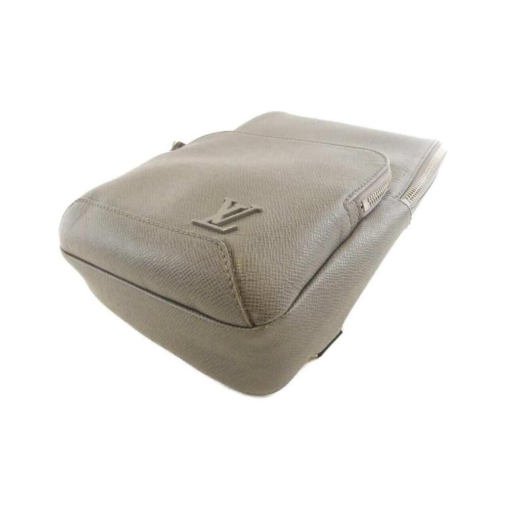 Louis Vuitton Taiga Avenue Sling Bag Gris — view 3