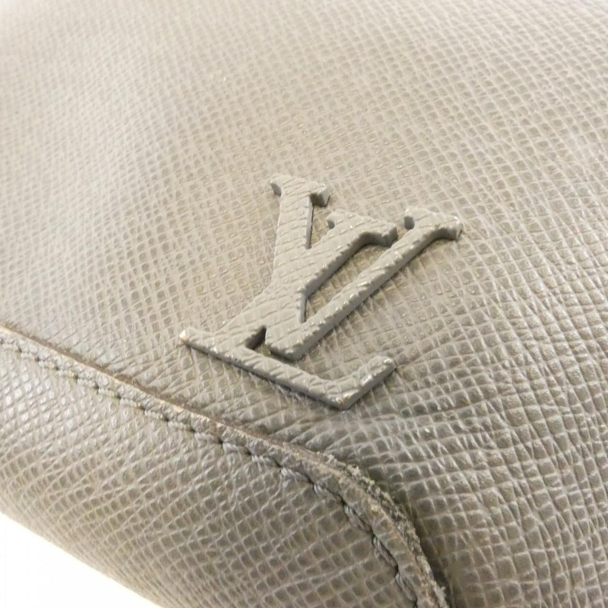 Louis Vuitton Taiga Avenue Sling Bag Gris — view 5