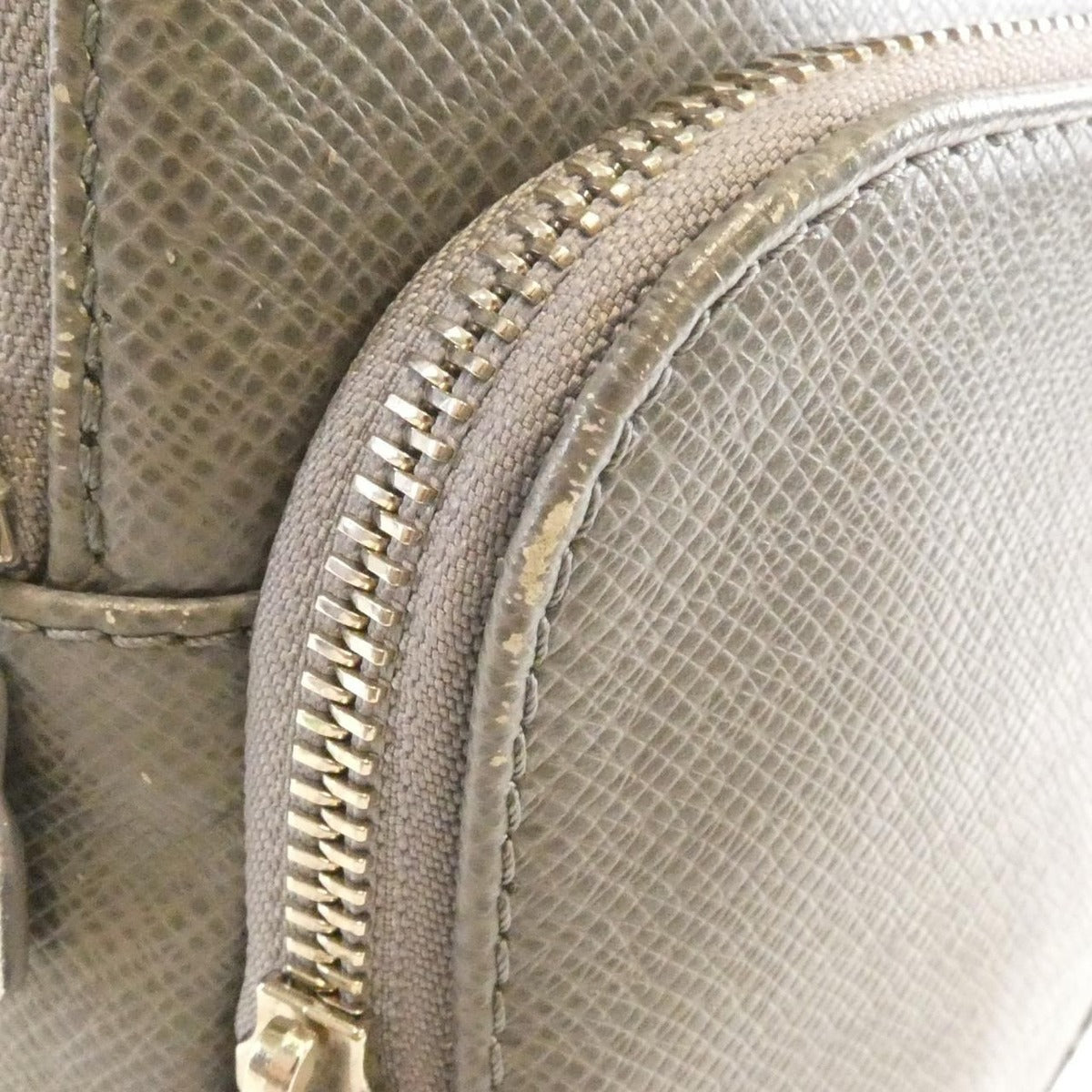 Louis Vuitton Taiga Avenue Sling Bag Gris — view 7