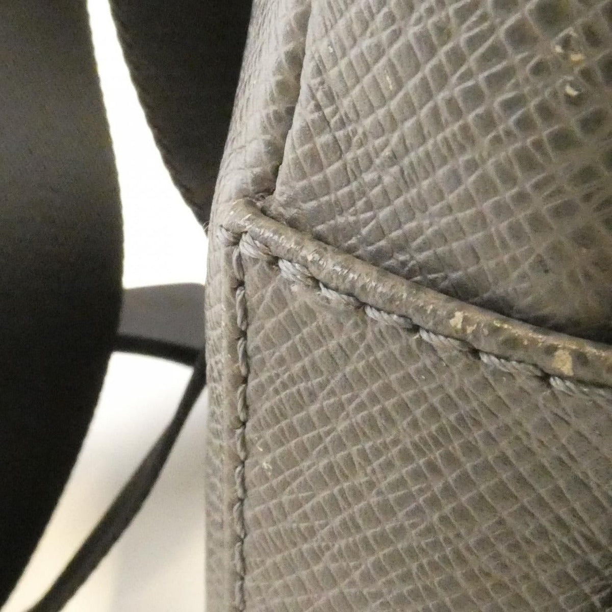 Louis Vuitton Taiga Avenue Sling Bag Gris — view 8