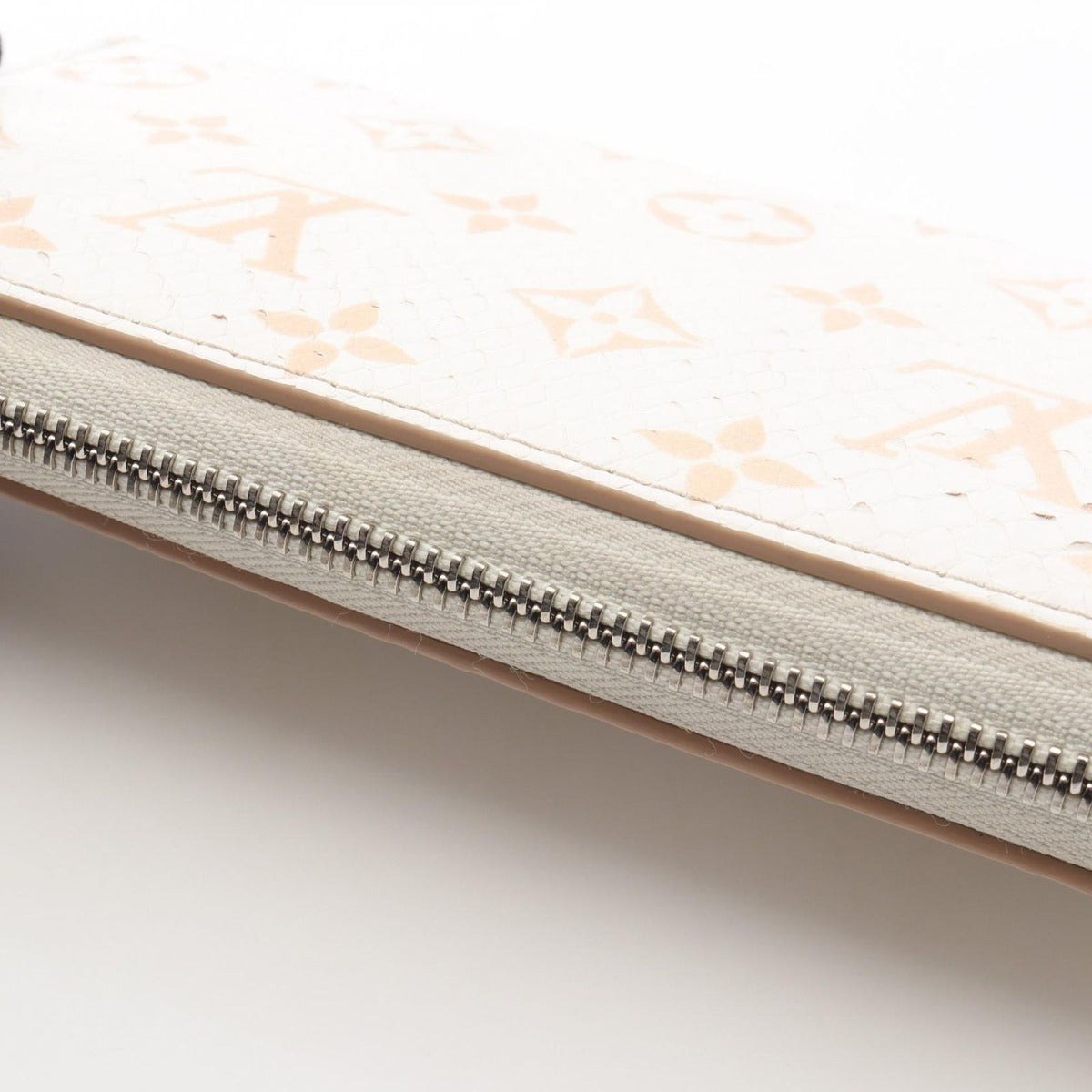 Louis Vuitton Round Wallet Zippy Monogram Exotic Latte White — view 5