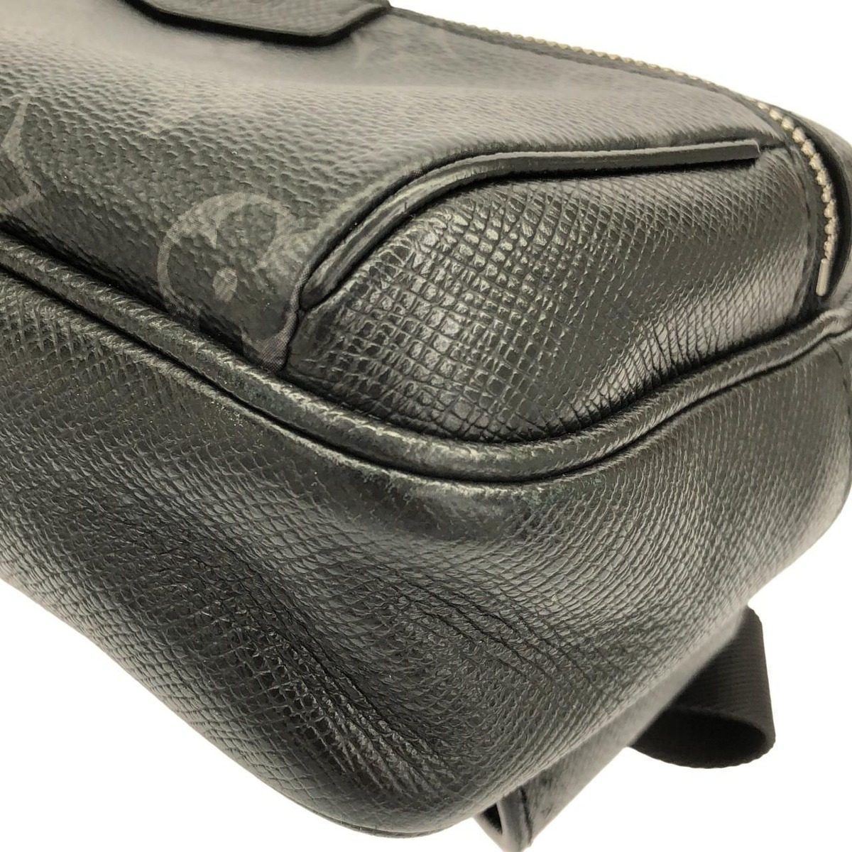 Louis Vuitton Taiga Llama Bum Bag Outdoor — view 3