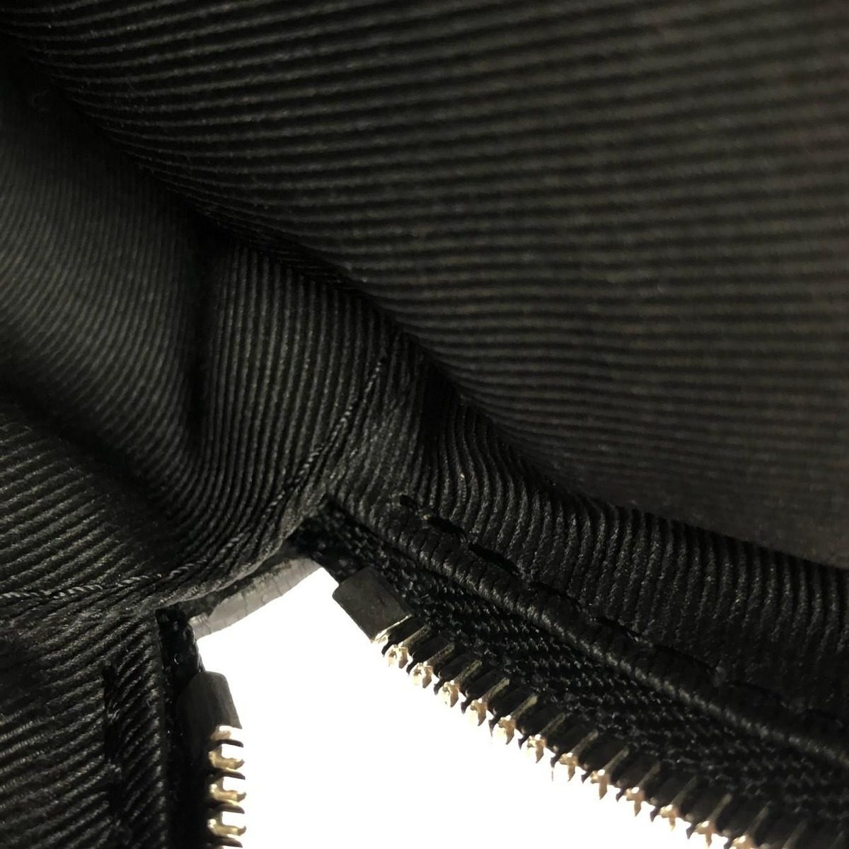 Louis Vuitton Taiga Llama Bum Bag Outdoor — view 9