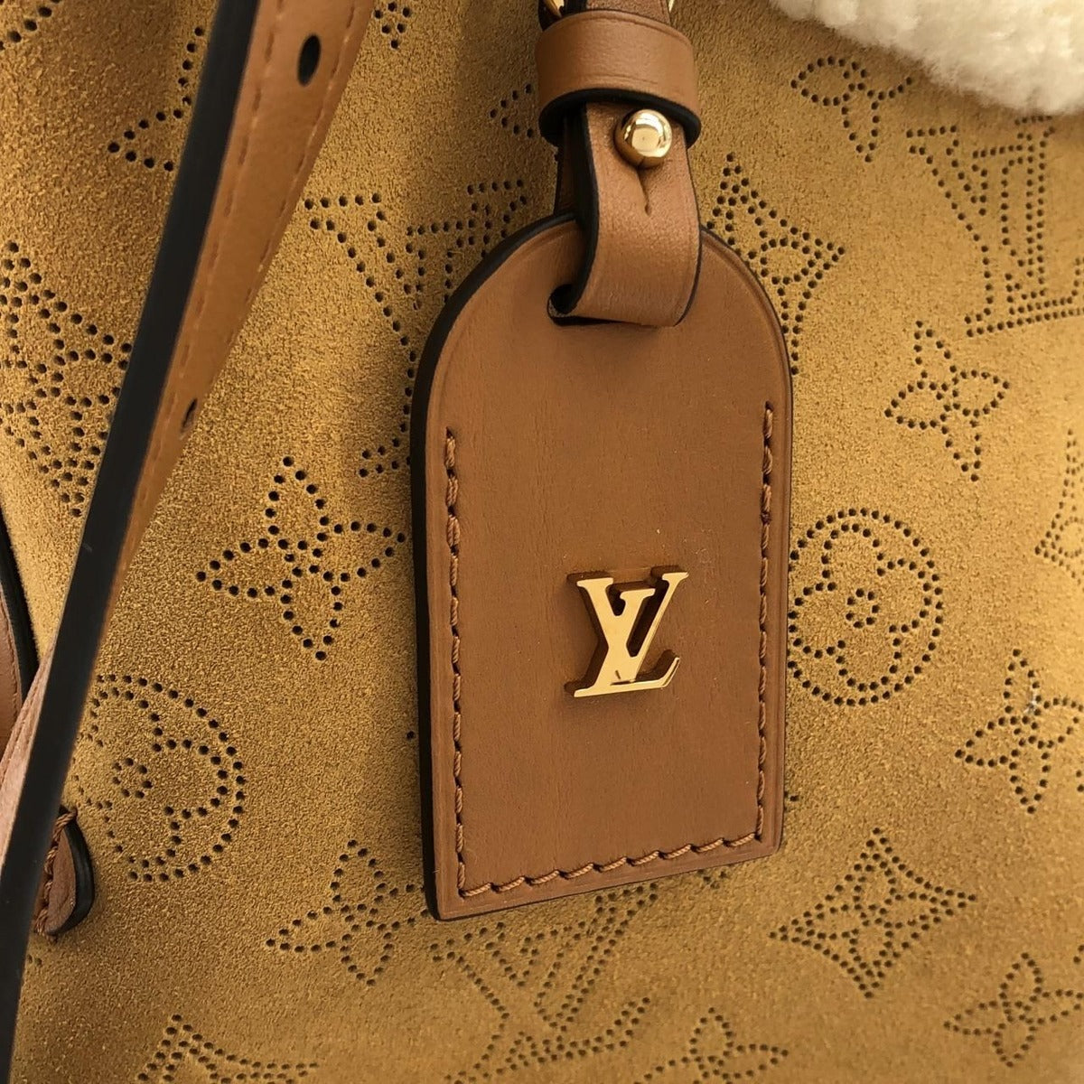 Louis Vuitton Mahina Carryall NM PM Shoulder Bag — view 3