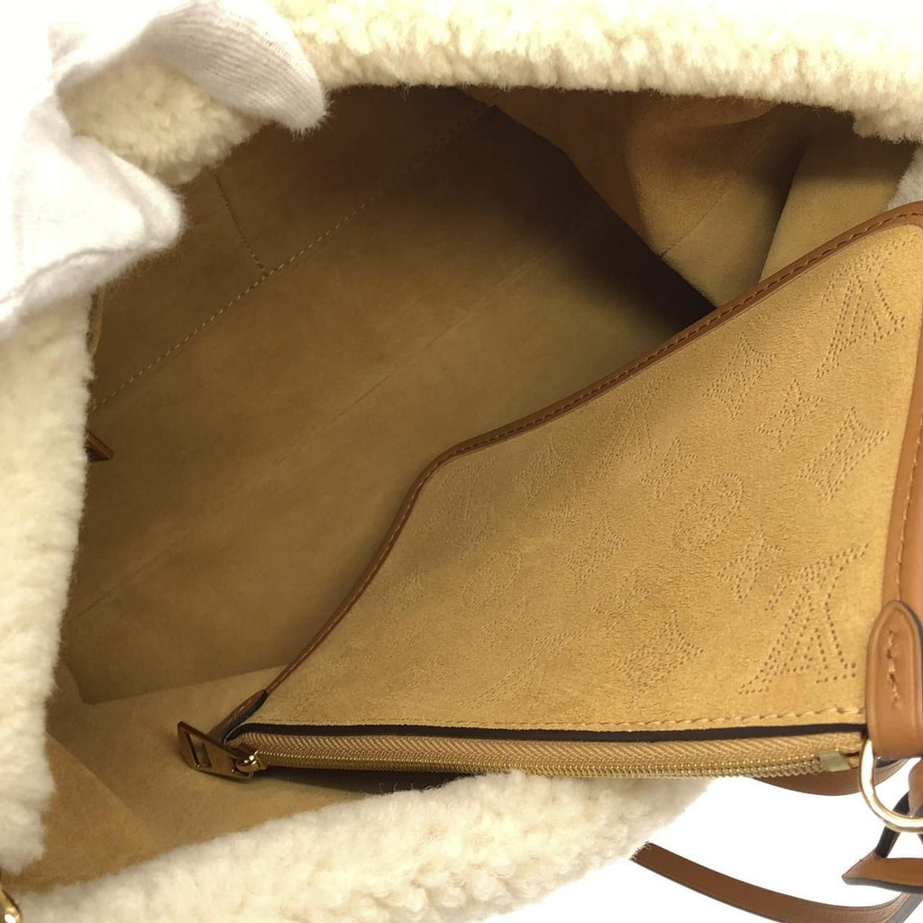 Louis Vuitton Mahina Carryall NM PM Shoulder Bag — view 5