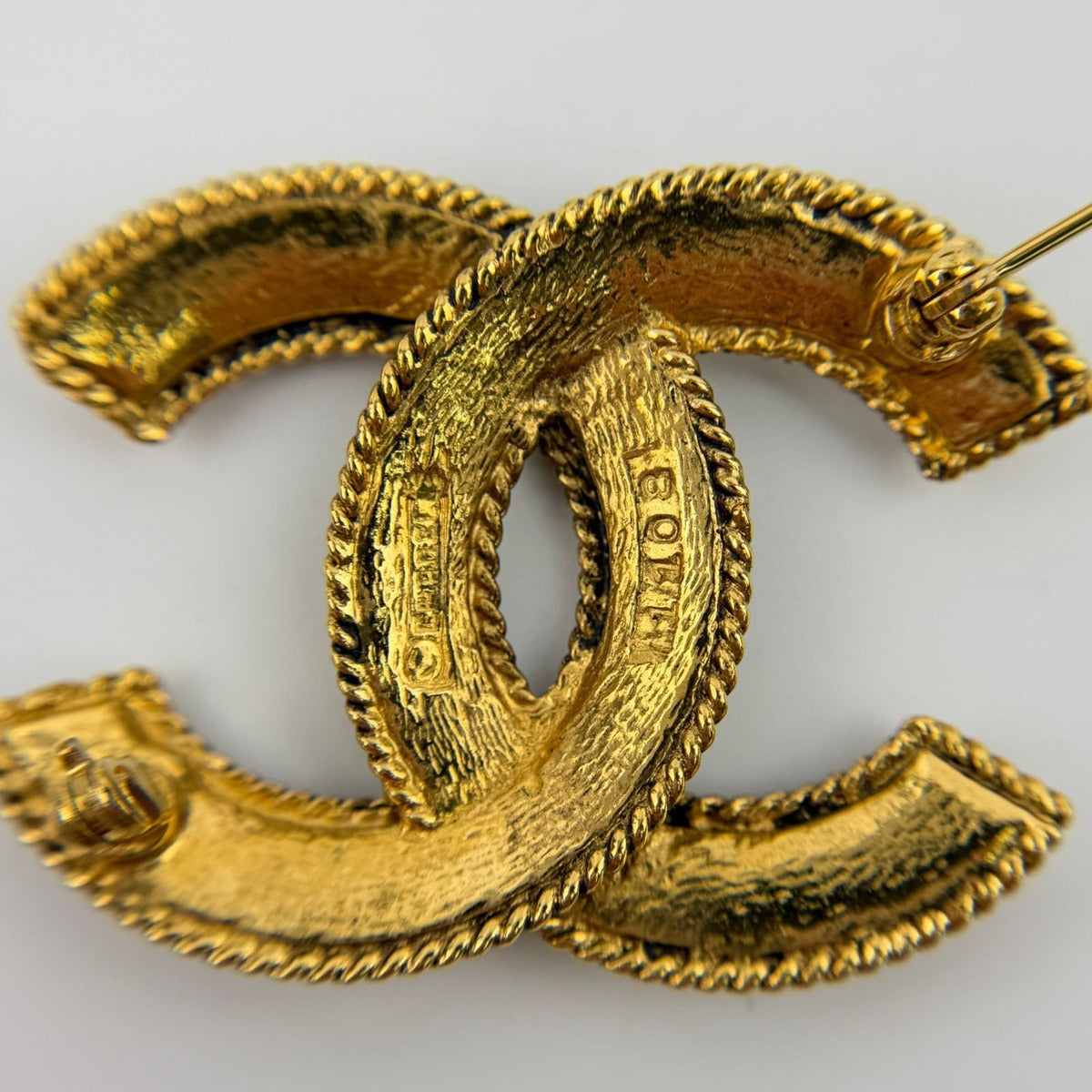 Chanel CC Logo Brooch Gold Vintage — view 5