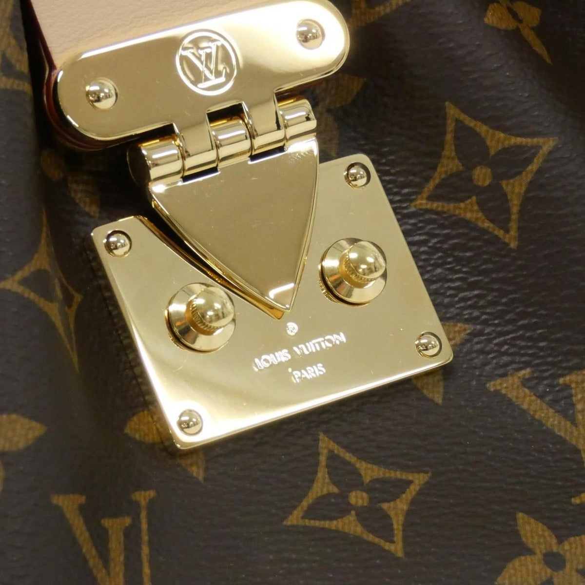 Louis Vuitton Monogram Clutch Canvas Gold — view 4