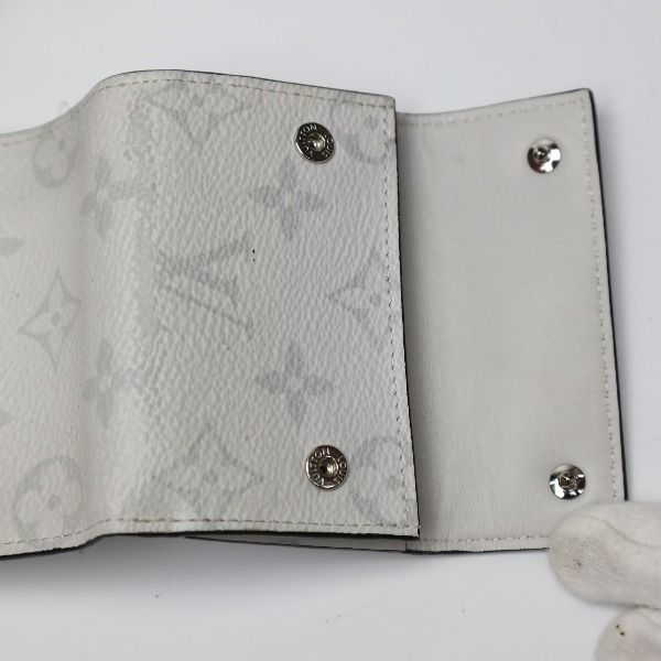 Louis Vuitton Taiga Diss Cabas Lee Compact Wallet — view 3