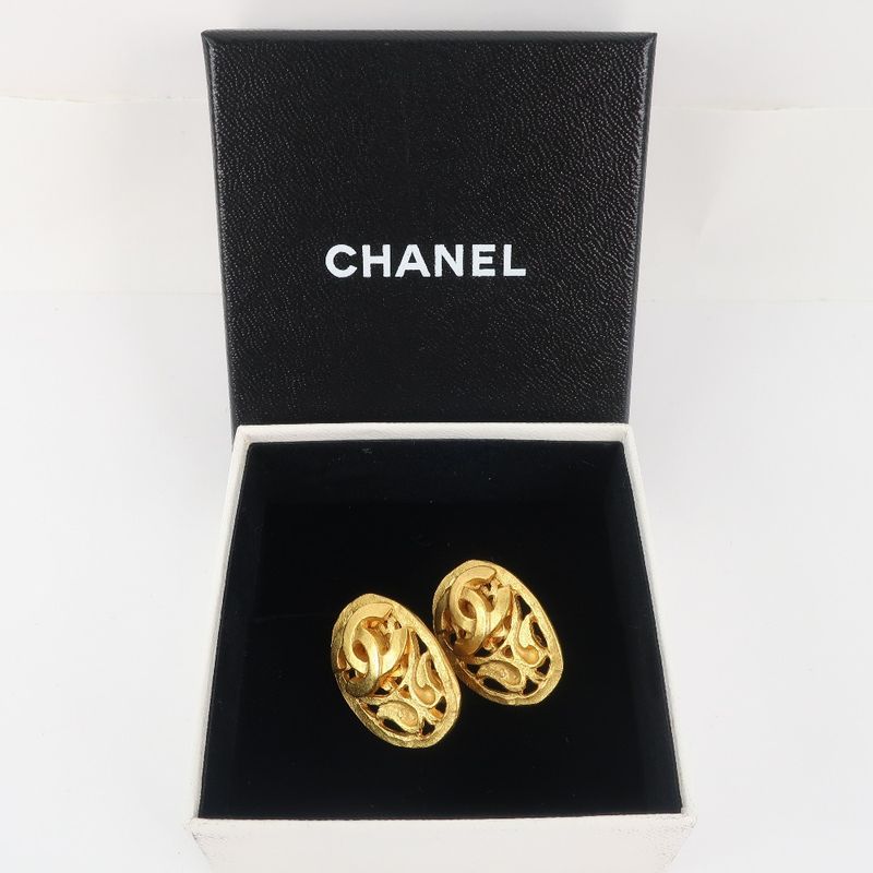 Chanel Oval Vintage Gold Plated 95 a 9.47 g Earrings — view 9