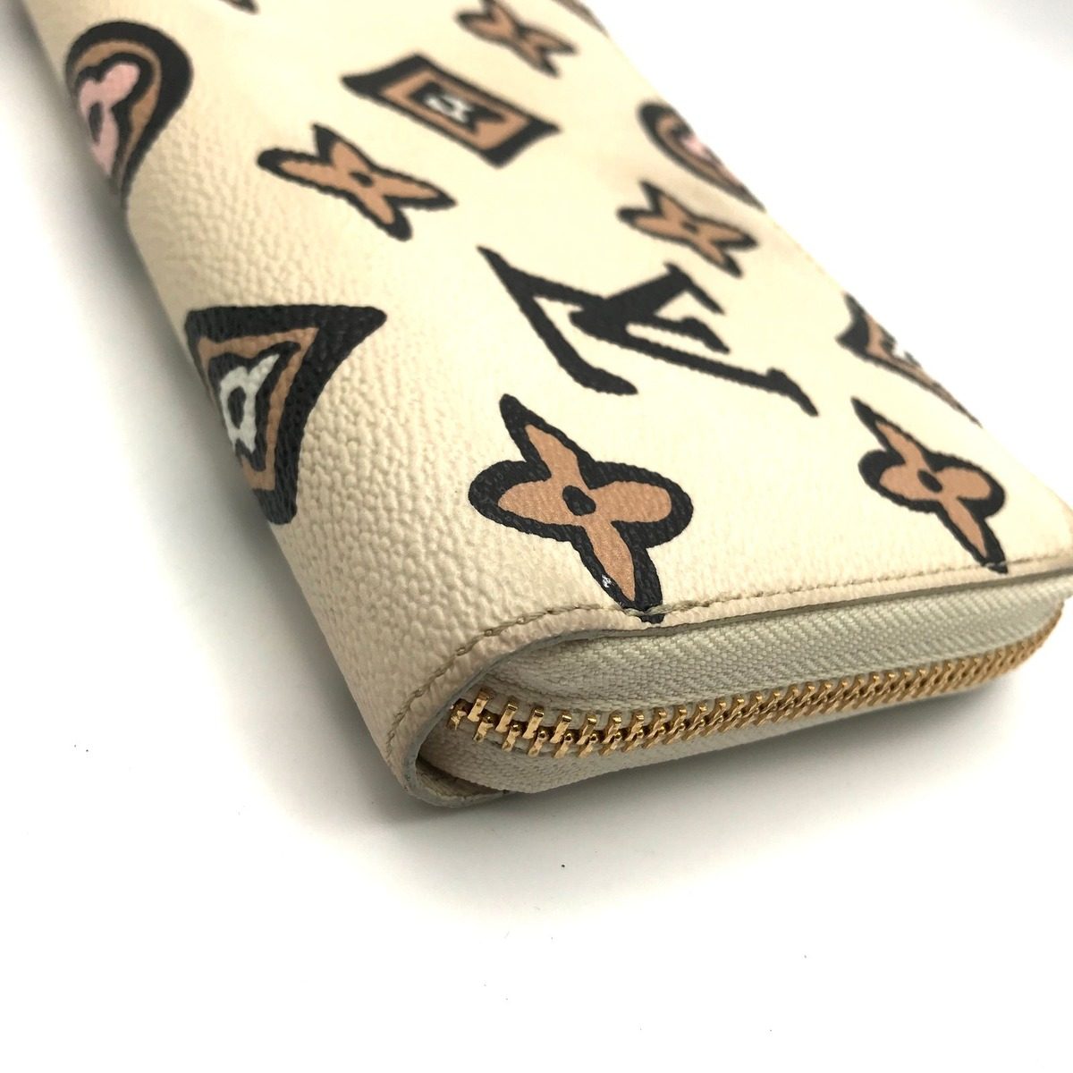 Louis Vuitton Monogram Wild at Heart Zippy Wallet Beige Animal — view 8