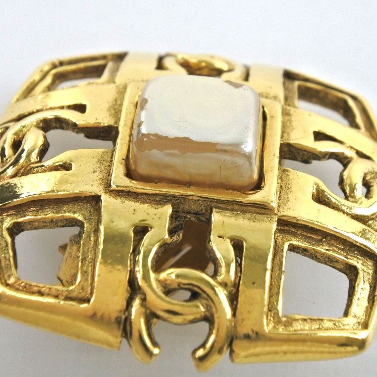 Chanel Coco Mark Vintage Gold Plated 23 g Earrings — view 7
