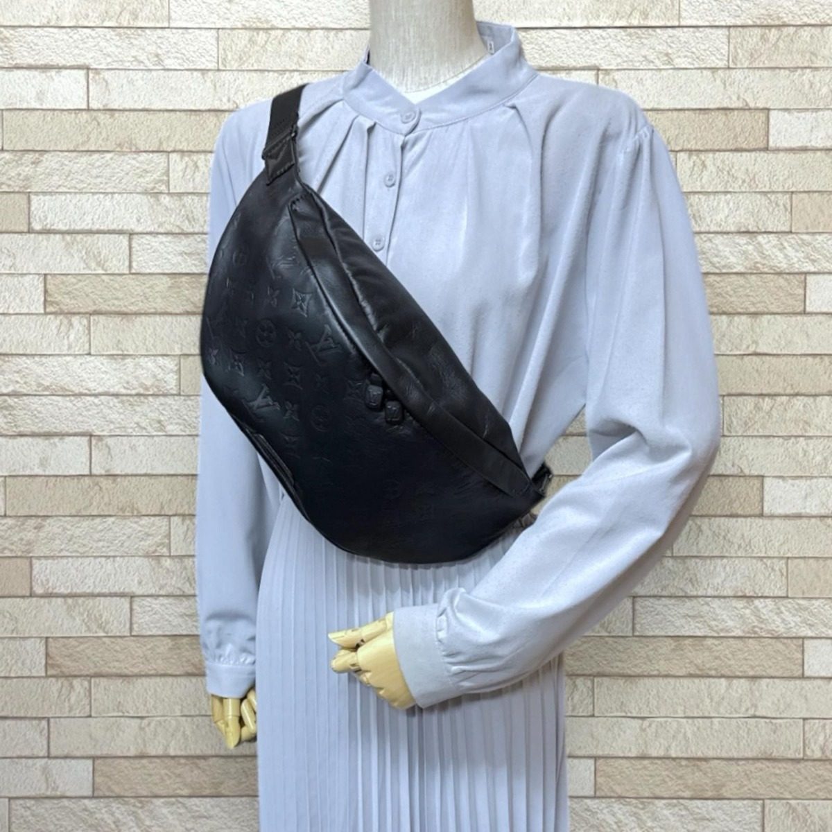 Louis Vuitton Discovery Bum Bag PM Monogram Shadow Leather Black — view 2