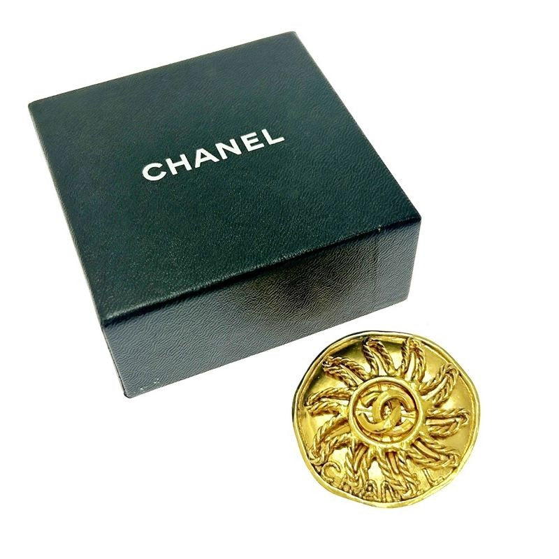 Chanel GP 94 a Coco Mark Sun Brooch Gold — view 2