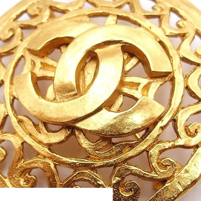 Chanel Brooch Gold Metal Round CC Logo Vintage — view 4