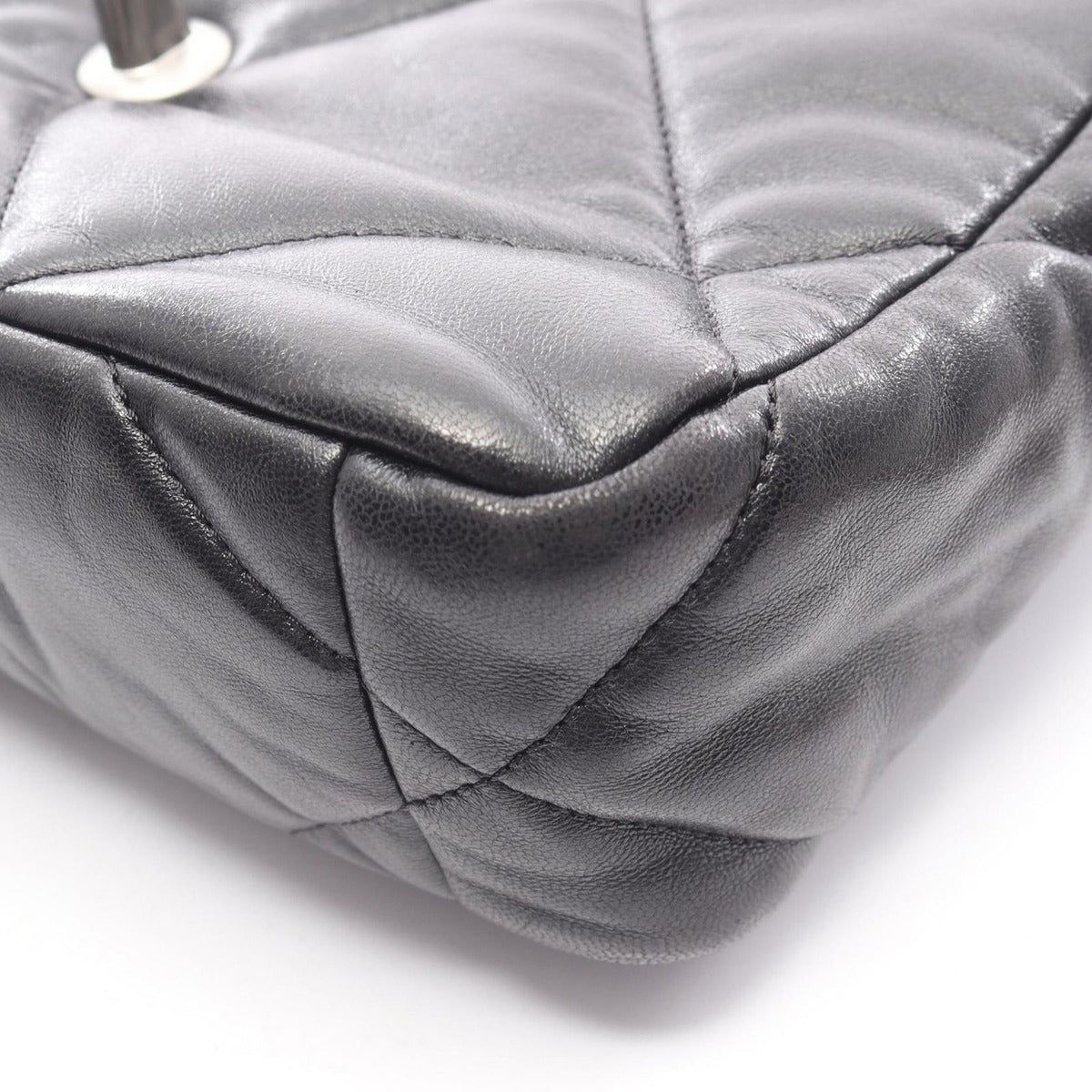 Chanel Shoulder Bag 19 D'isneuf Quilted Black Leather — view 7