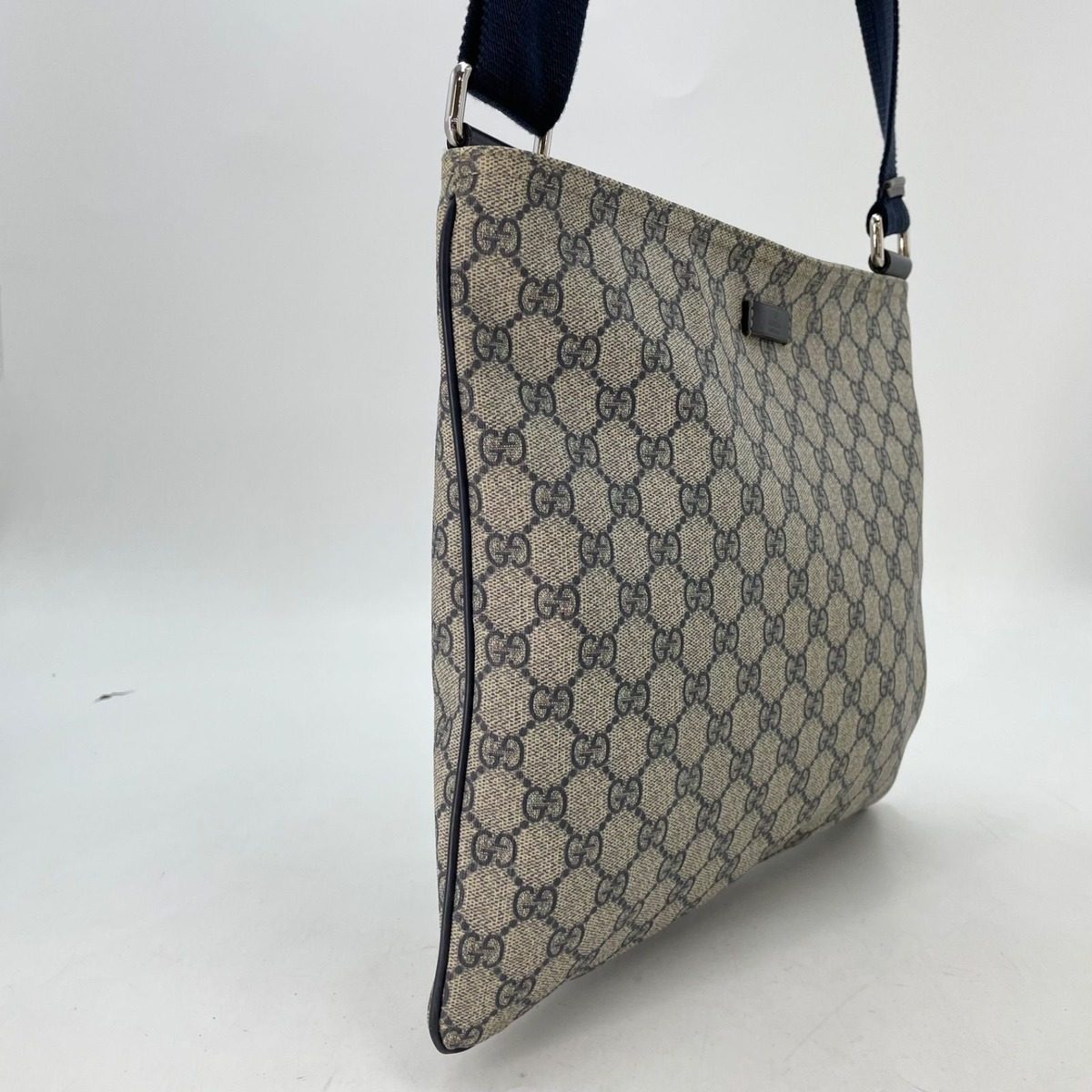 Gucci GG Supreme Shoulder Bag Navy School Commuting — view 3