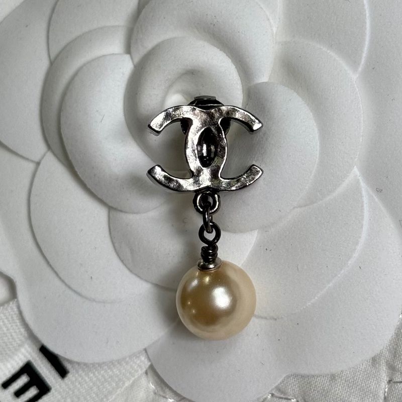 Chanel Pearl Earrings One Ear Silver Coco Mark with Claw — view 3