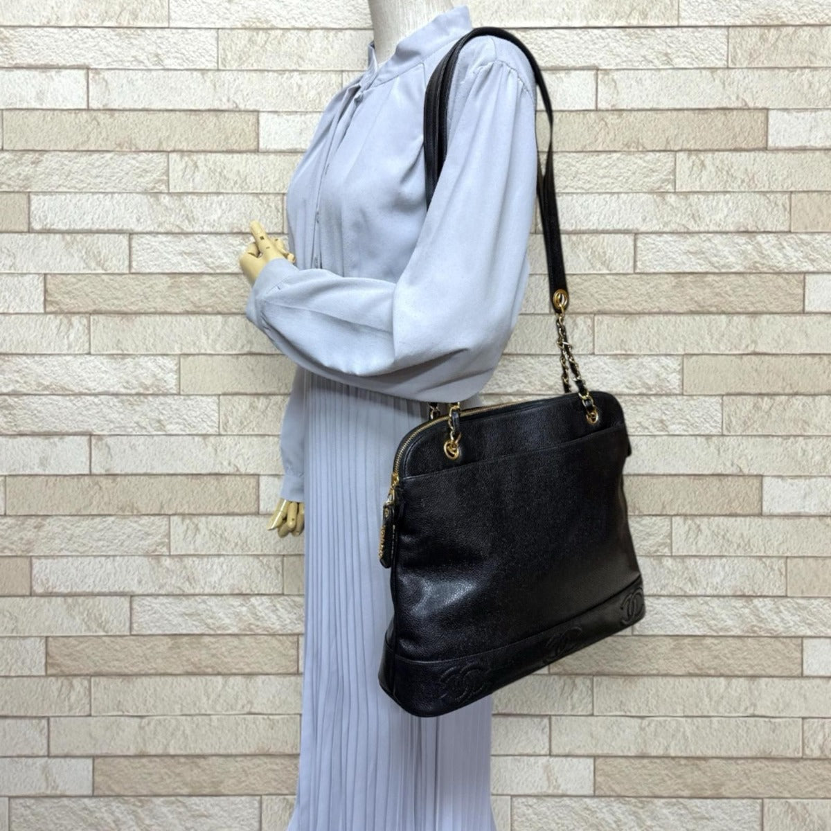 Chanel CC Logo Tote Caviar Leather Black — view 2