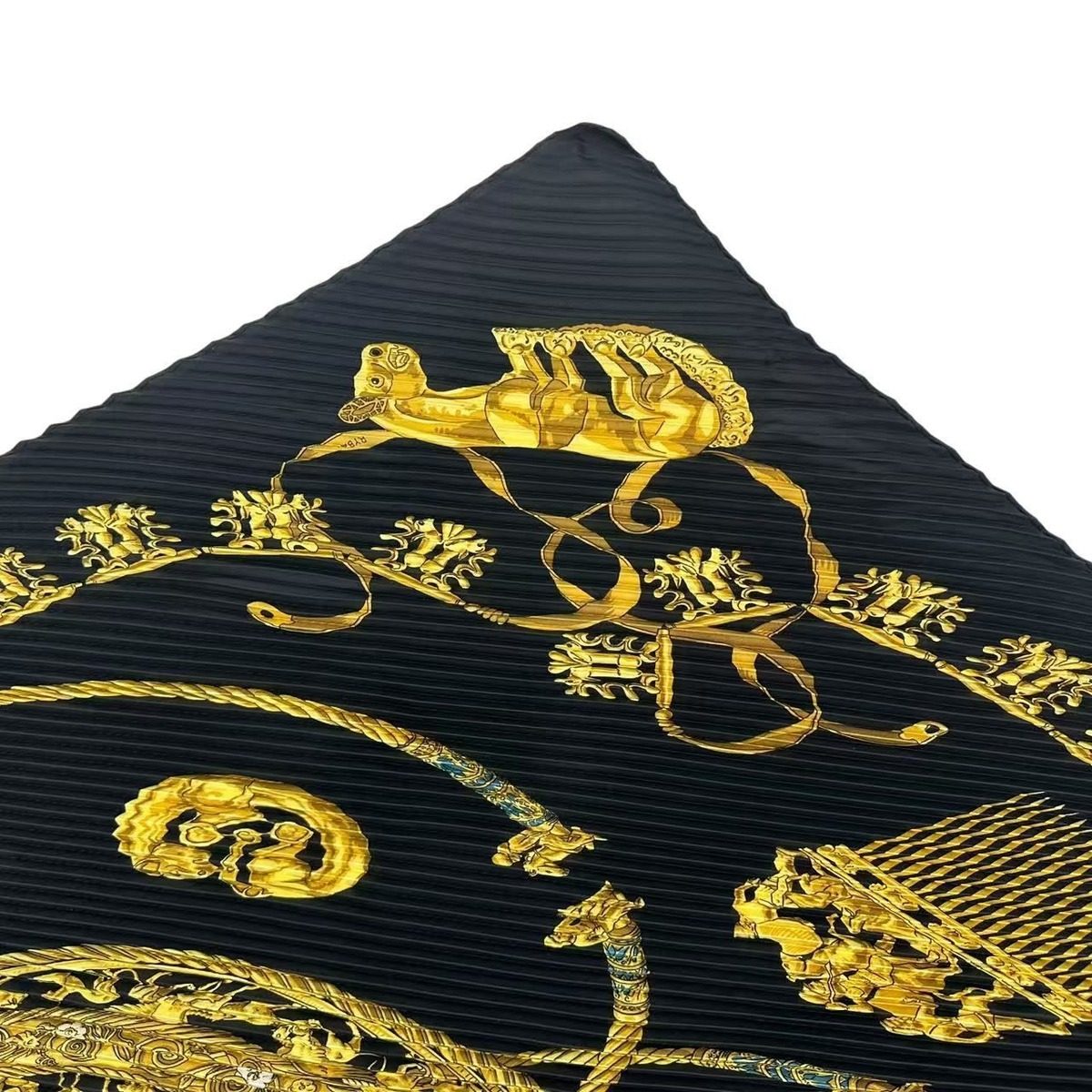 Hermes Pleated les Cavaliers D'or Golden Knight Scarf Silk Black — view 4